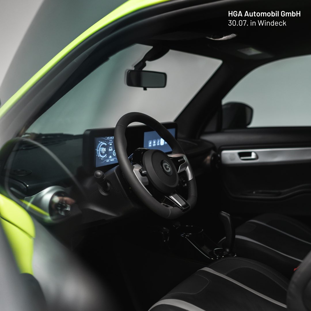 Experience the extraordinary interior of the new e.wave X this week at our partner HGA Automobil in Windeck. Enter the car and enjoy a wide range of features such as the stylish 23-inch Ultrawide Cockpit, the comfortable vegan leather seats and the steering wheel in racing design