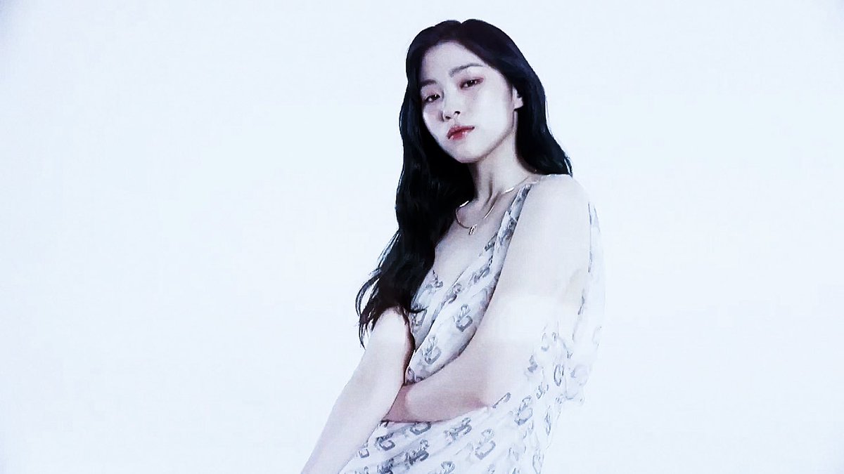Shin Ryujin is really giving me actress vibe.