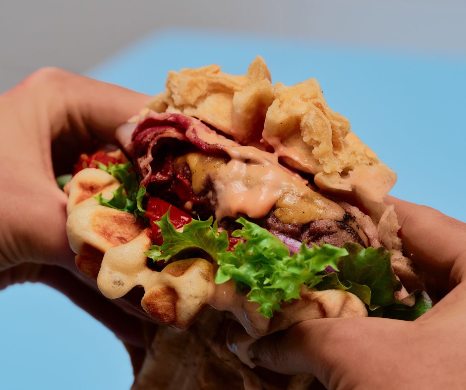 delightfullyltd's tweet photo. 💙 SWIPE TO BUILD YOUR WAFFLE BURGER 💙

🧇Waffle 
🧂Homemade burger sauce
🥬 Lettuce
🍅Tomato
🧅 Red onion
🥩Steak burger 
🥓Bacon 
🧀Cheese.

𝐀𝐯𝐚𝐢𝐥𝐚𝐛𝐥𝐞 from our HQ only, 9 am until 5 pm

#burgerwaffle #waffle #waffleburger https://t.co/ipgICC99Um