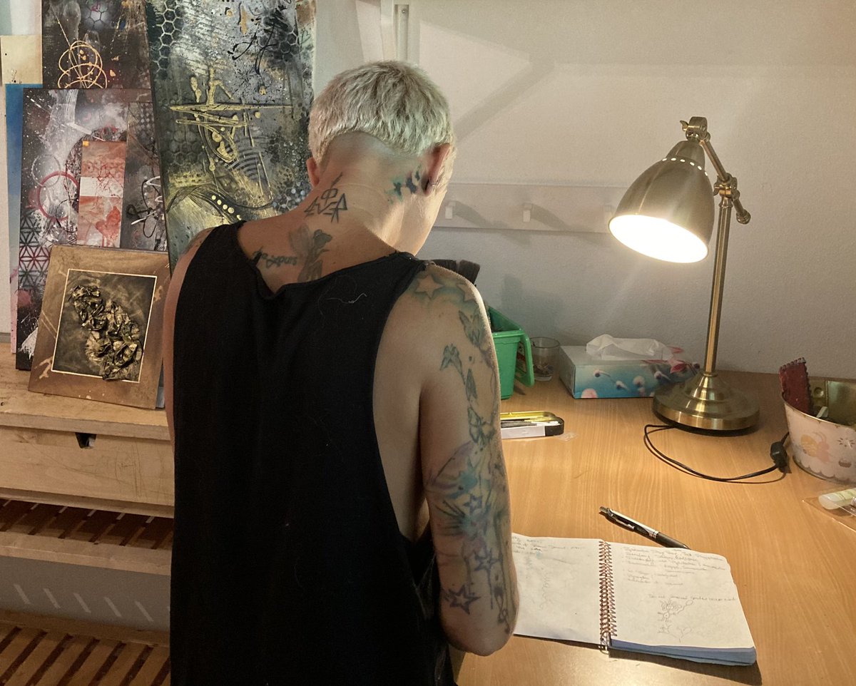 MarkAMaier1's tweet photo. Im Atelier werden noch die passenden Bilder für heute ausgesucht💖 Literatur, Musik und Malerei… Wir freuen uns auf heute Abend.
Wir hoffen, wir sehen uns in Ehrwald💖
20:00 Mellow Mountain Hostel Ehrwald
Ehrwalder Kulturkreis
#musikalischerleseabend #MarkAMaier #denisebeiler https://t.co/A4M3kz0gv7