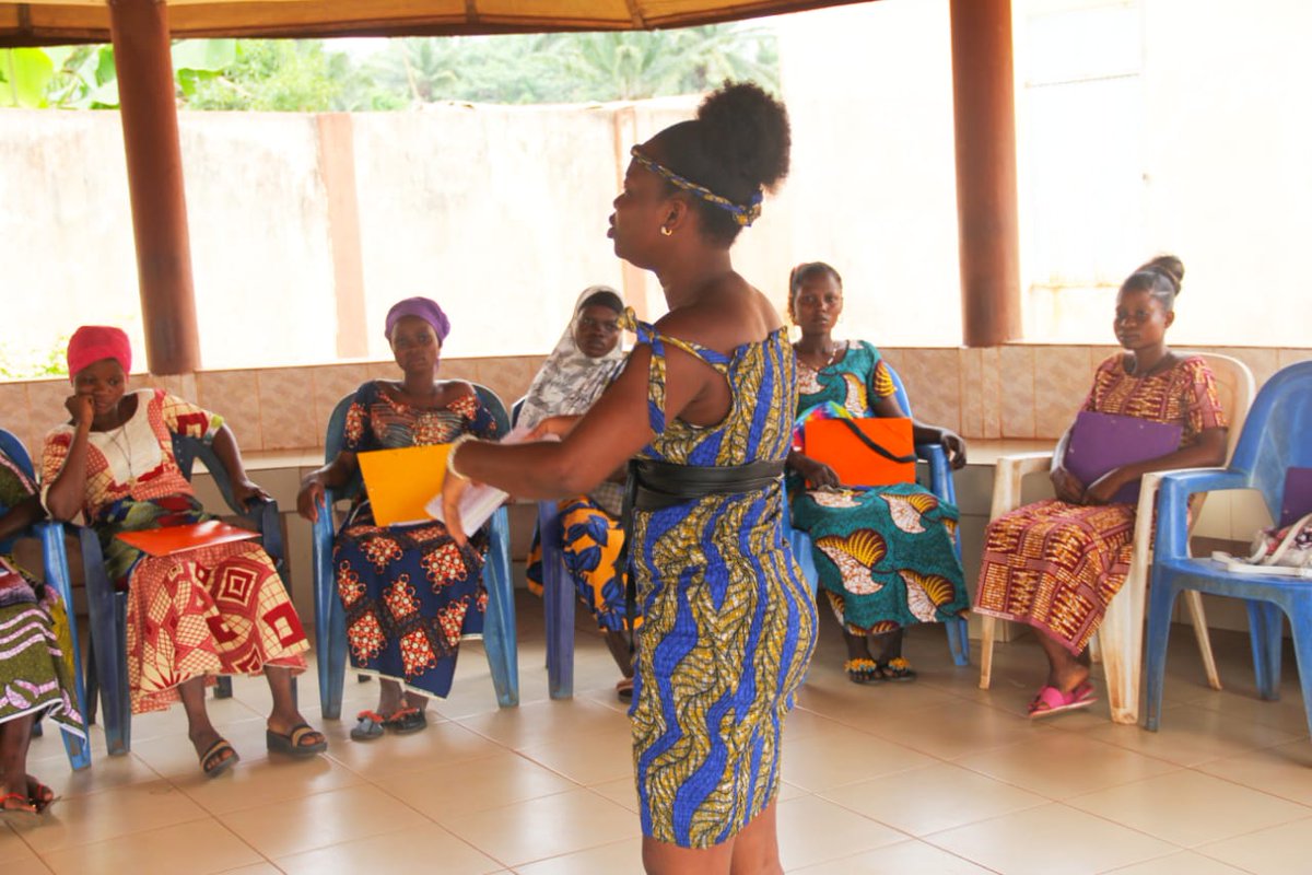 assocbiowa's tweet photo. Les #ambassadrices de notre organisation s'exercent à #outiller leurs #paires pour gagner le pari de la #promotion de l'#égalité_genre.
@CARE @AFD_France @AFD_en @Oxfam @AWDFFR @awdf01 @fxoese @Fondationfemmes @FeministesAO @jasrpfguinee @JASRPFBurkina @PNUDBenin @ONUFemmes https://t.co/7SNHqw59TI