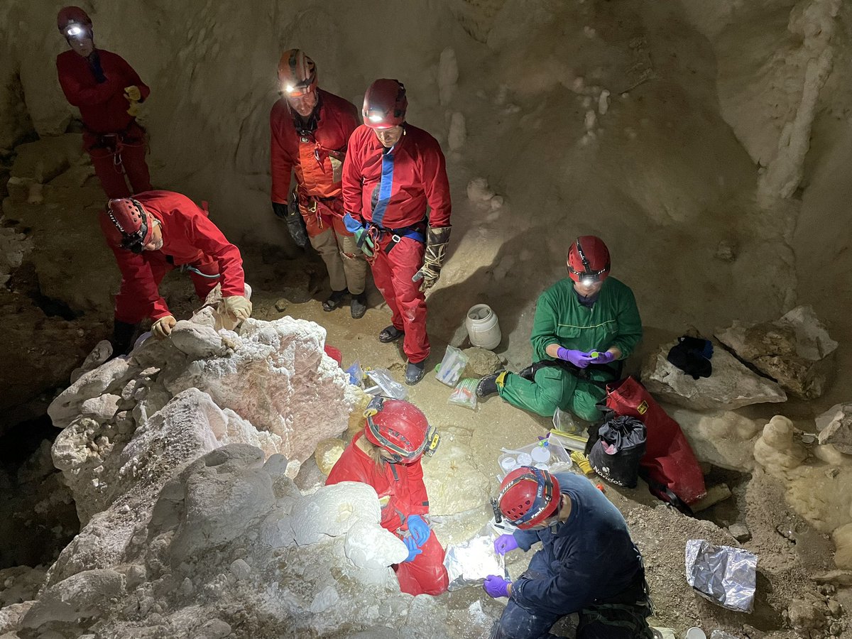 Cave science sampling antics <a href="/NMT_EES/">NMT Earth & Environmental Sciences</a> <a href="/NMTBiology/">NMTBiology</a> <a href="/NCKRI/">NCKRI: National Cave and Karst Research Institute</a> <a href="/WHOI/">Woods Hole Oceanographic Institution (WHOI)</a> <a href="/BeggiaZoa/">Zoë Havlena</a> @not_rollergirl <a href="/ScottWankel/">Scott Wankel</a> <a href="/geomicrobe/">Dan Jones</a>