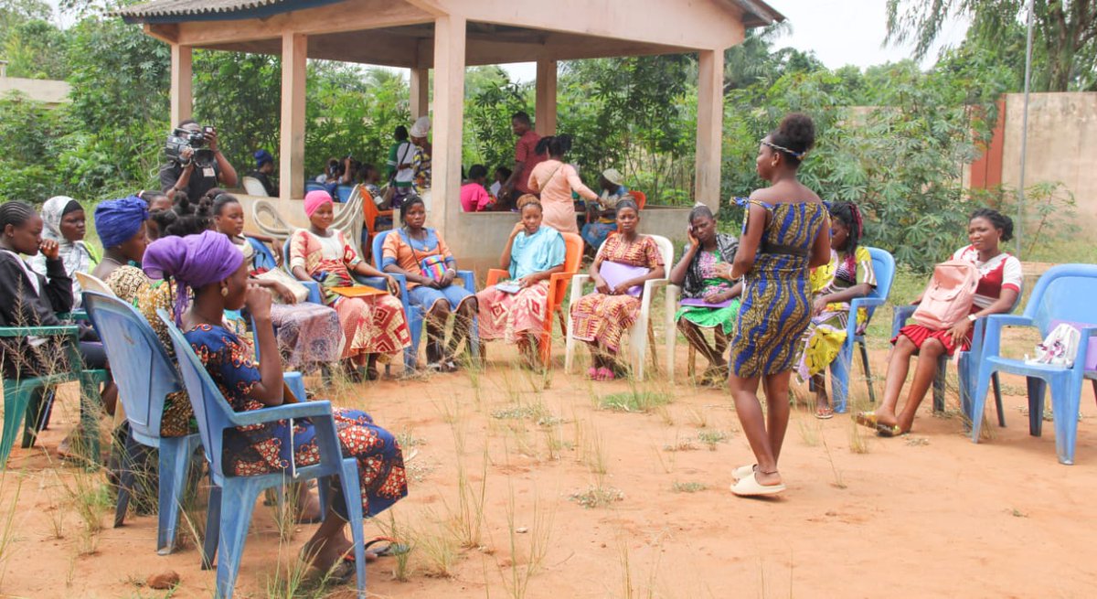assocbiowa's tweet photo. Les #ambassadrices de notre organisation s'exercent à #outiller leurs #paires pour gagner le pari de la #promotion de l'#égalité_genre.
@CARE @AFD_France @AFD_en @Oxfam @AWDFFR @awdf01 @fxoese @Fondationfemmes @FeministesAO @jasrpfguinee @JASRPFBurkina @PNUDBenin @ONUFemmes https://t.co/7SNHqw59TI
