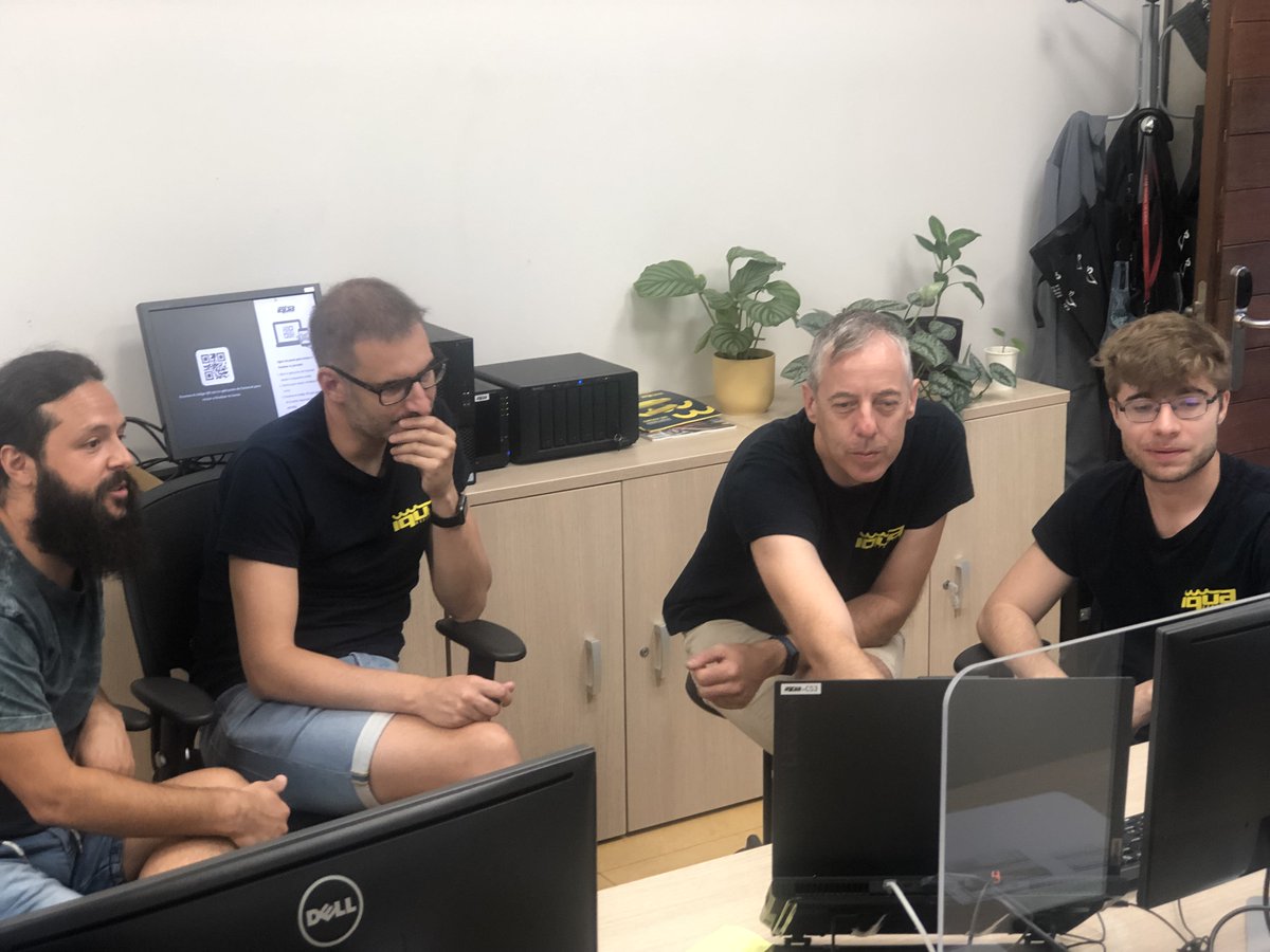 One of these moments of the hardware engineering team... 😍🧐🔌⚡️#AUV #engineering