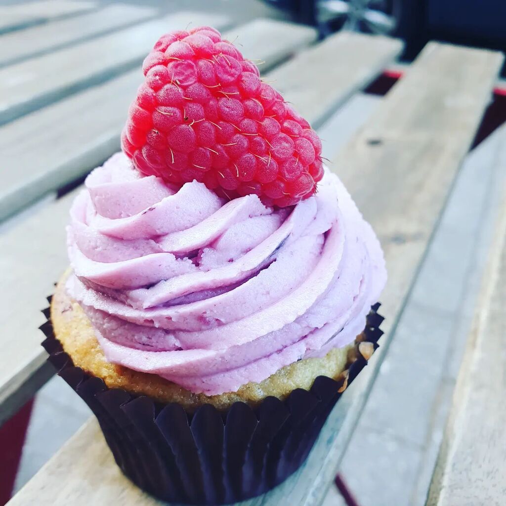 Lemon and Berry cupcakes in the counter today with icing made of real blueberries! 🫐 😋 🍋

#vegan #dairyfree #veganbaking #cupcake #summer #veganfood #shoplocal #thrive #fruity #cupcakesofinstagram #vegancake