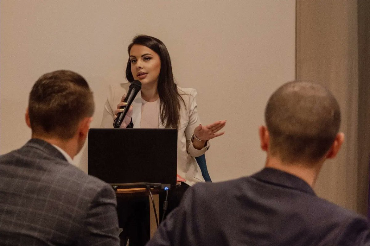 9Grupa's tweet photo. 🇧🇦 Sinoć je u Sarajevu održana panel diskusija pod nazivom: "Šta je država bez mladih?"

🎤 Moderatorica je bila naša @oshianova koja je o navedenoj temi razgovarala sa Igorom Stojanovićem, Samirom Suljevićem, Belmom Kapo i Samirom Avdićem.

@AnteKelavic @Zeljko_VF @dzeezmin https://t.co/hDJtd7y4os