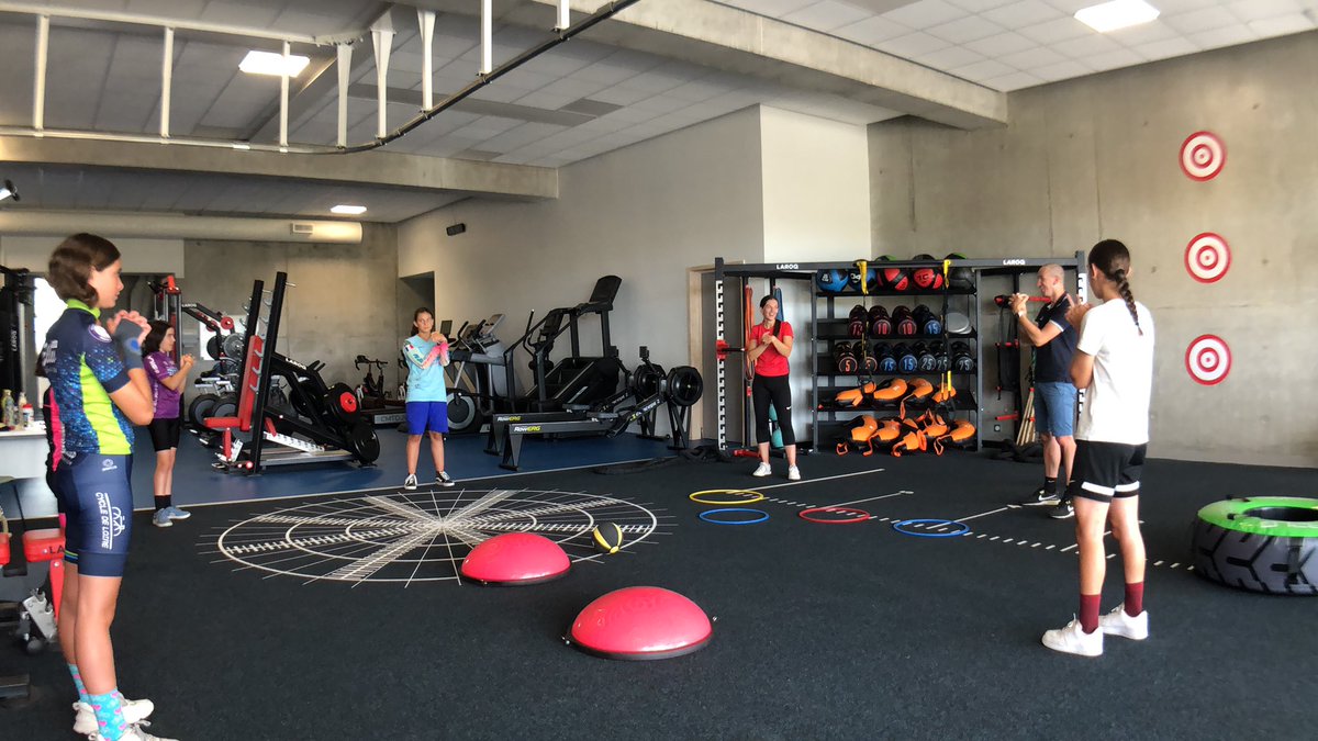 Le stage Les P’tites Elles a débuté ! On commence par une session initiation à la muscu pour se mettre dans le bain 😉
Suivez le déroulement de la journée sur nos stories Instagram et Facebook 📱