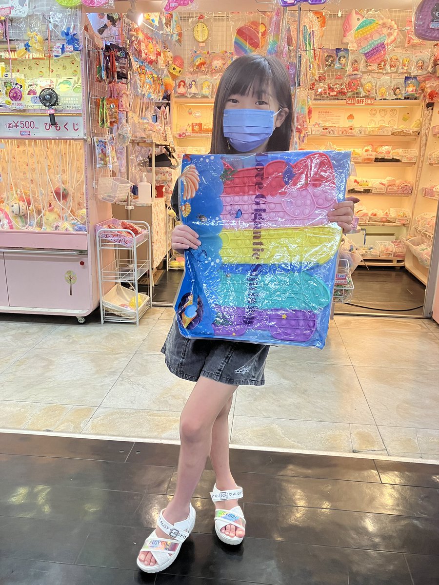 ちょっと袋の柄で見づらいけど、めっちゃ大きいキティちゃんの形の