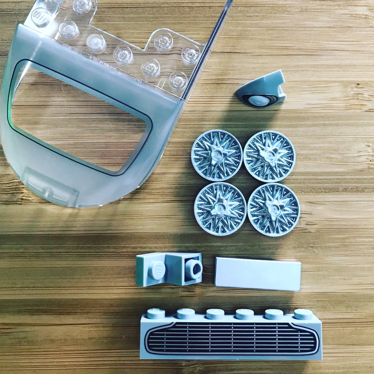 LBG_BRICKS's tweet photo. LEGO Elements - James Bond style  https://t.co/uBYFwZAvmY
.
.
#legojamesbond #legocars #lego007 #legoastonmartindb5 #legoastonmartin #speedchampions2022 #astonmartin #afol https://t.co/1XHtgOpend