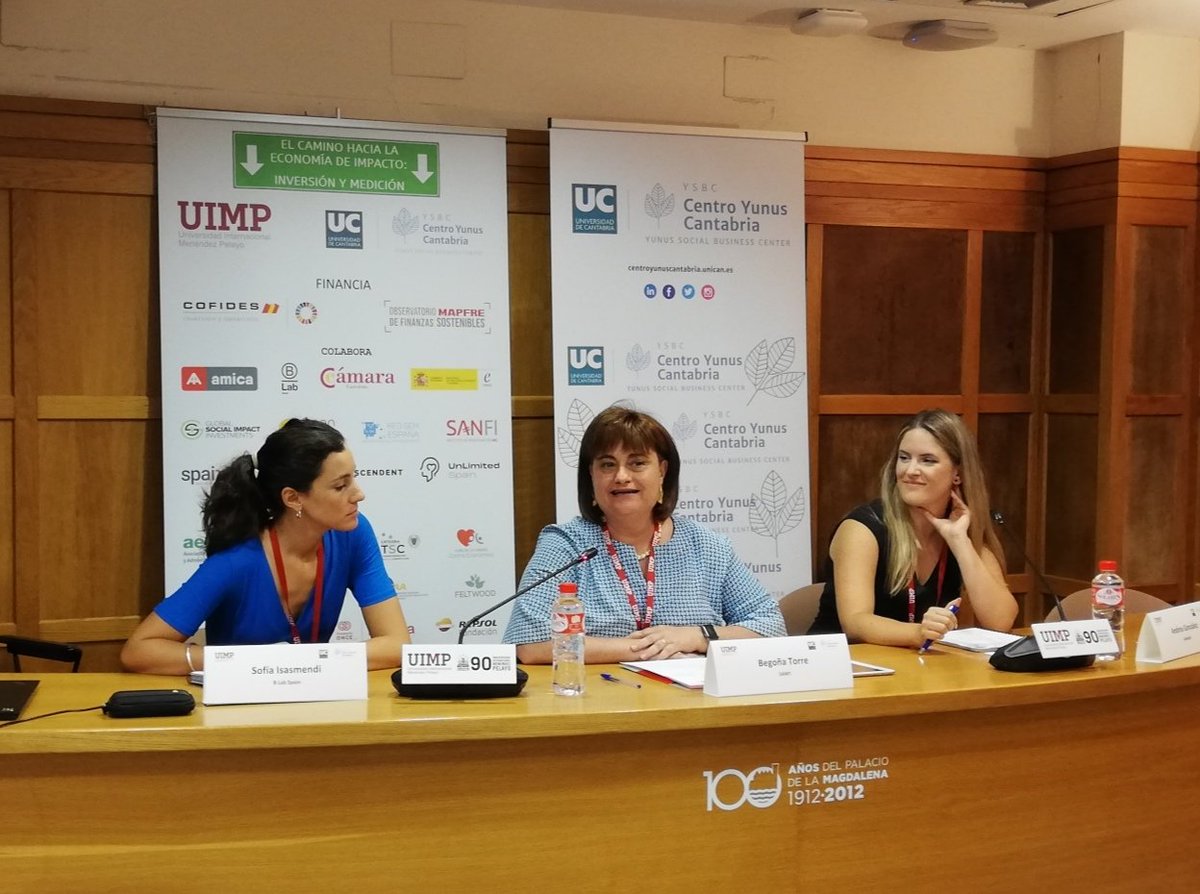 Begoña Torre, de <a href="/SANFI_Institute/">SANFI | Santander Financial Institute</a>, modera la mesa redonda "Herramientas para la dinamización de la economía de impacto" en la que participan Sofía Isasmendi de B LAB Spain, Andrea González de <a href="/Spainsif/">Spainsif</a> y <a href="/LeoGutson/">Leo Gutson</a> de <a href="/netmind_es/">Netmind</a>. #yunusUIMP2022