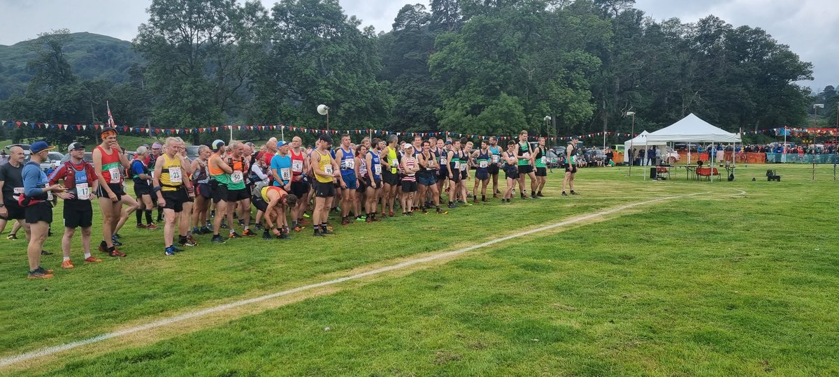 102 runners are on their way 🏃‍♀️ 🏃‍♂️ 9 miles around the Fairfield Horseshoe in rain and mist 🙃 @amblesideac @amblesidesport @peteblandsports #fellrunning