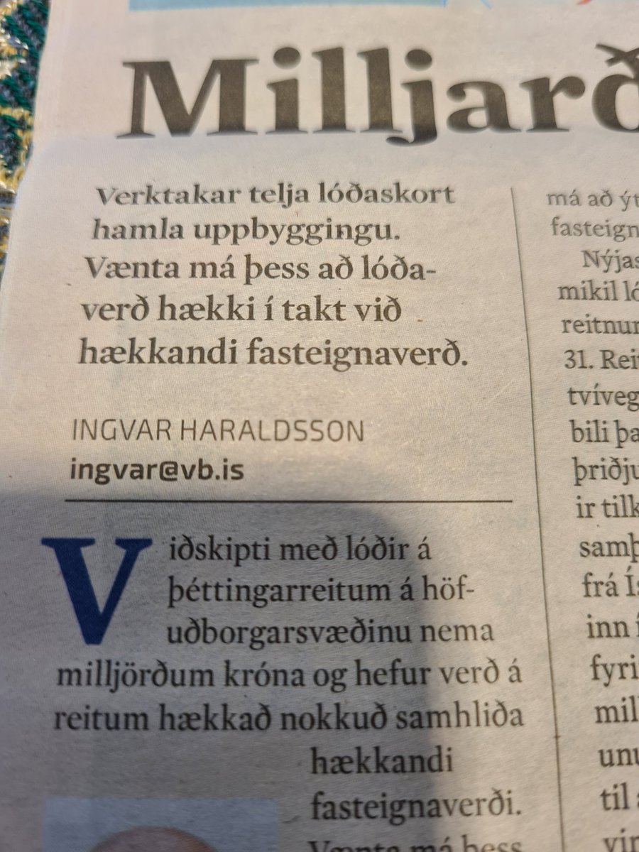 Fróðleg úttekt í Viðskiptablaðinu í dag. Verktakar barma sér yfir lóðaskorti á sama tíma og því er lýst hvernig lóðir ganga kaupum og sölum á síhækkandi verði án þess að byggt sé á þeim. Og þessir gaurar virðast ekki átta sig á paródíunni sem þeir eru sjálfir höfundar að.
