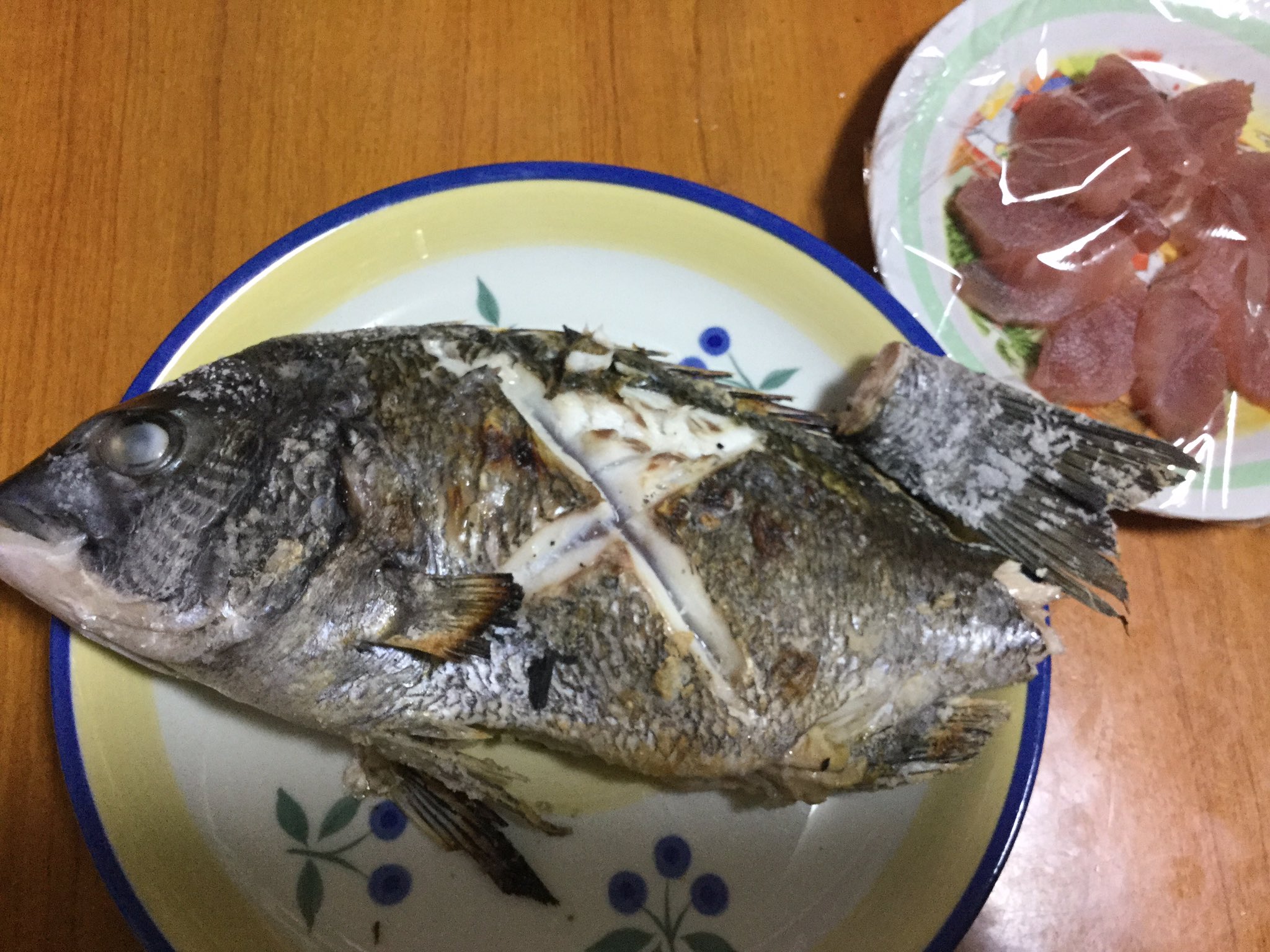 キラ 今日の夕食 黒鯛の塩焼きと鮪の刺身 T Co Fhndpt41qa Twitter