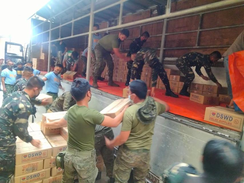 smninews's tweet photo. Army reservists at ROTC cadets, tumulong sa relief efforts ng DSWD
via @bernardferrer_
📸 AFP PAO
#PrayForAbra
#KeepSafePH
#EarthquakePH https://t.co/hDLYFUZUfc