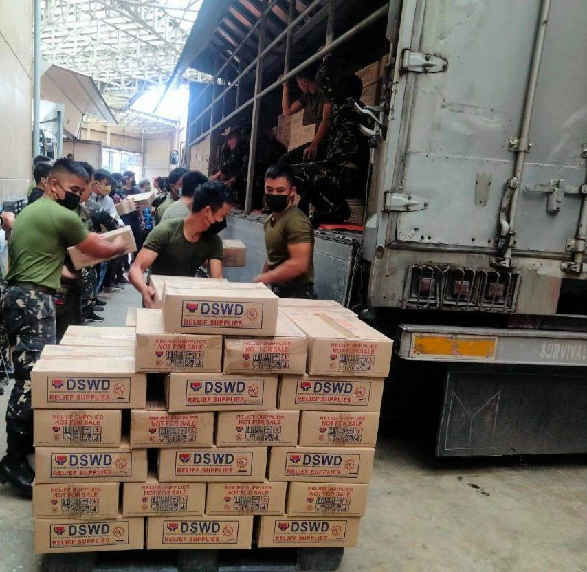 smninews's tweet photo. Army reservists at ROTC cadets, tumulong sa relief efforts ng DSWD
via @bernardferrer_
📸 AFP PAO
#PrayForAbra
#KeepSafePH
#EarthquakePH https://t.co/hDLYFUZUfc