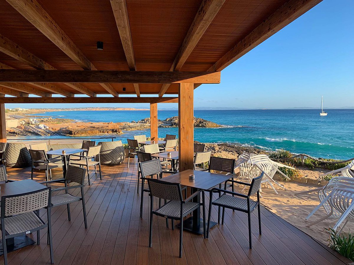 #Bitcoin #BTC #SHIBARMY #ETH #VELAS #crofam 
#Criptomonedas 
🏖️ufff mi rincon para desayunar y echar un ojo al mercado. 🧐
Chicos estamos apunto de empezar a ver los partidos de futbol de la liga española con los #NFTs 
opensea.io/collection/ofi…