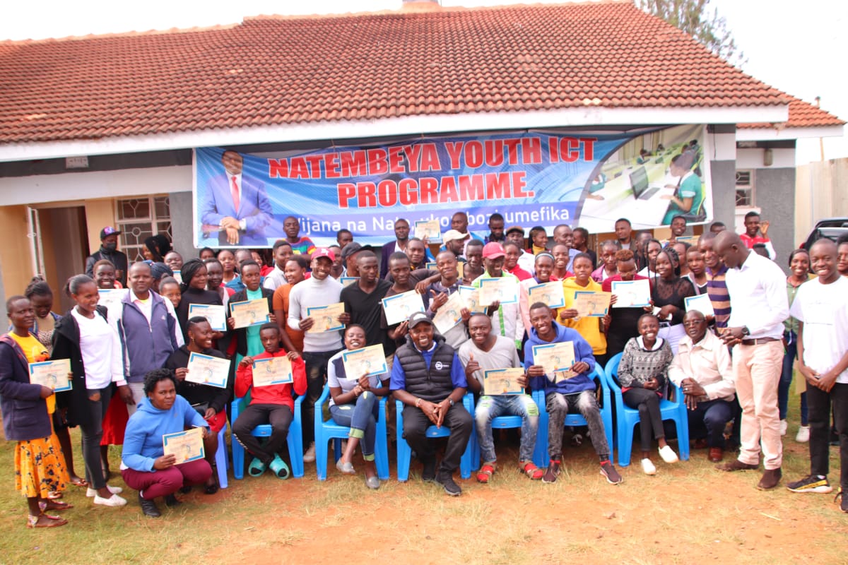HammerHamm026's tweet photo. This morning I presided over graduation of 140 students from NATEMBEYA ICT HUB who received full scholarship in computer packages and programming. My aim is to ensure Trans Nzoia students &amp; Youths are empowered through all spectra of life and global networking.
#VoteBlue https://t.co/bmXeEqnmLk