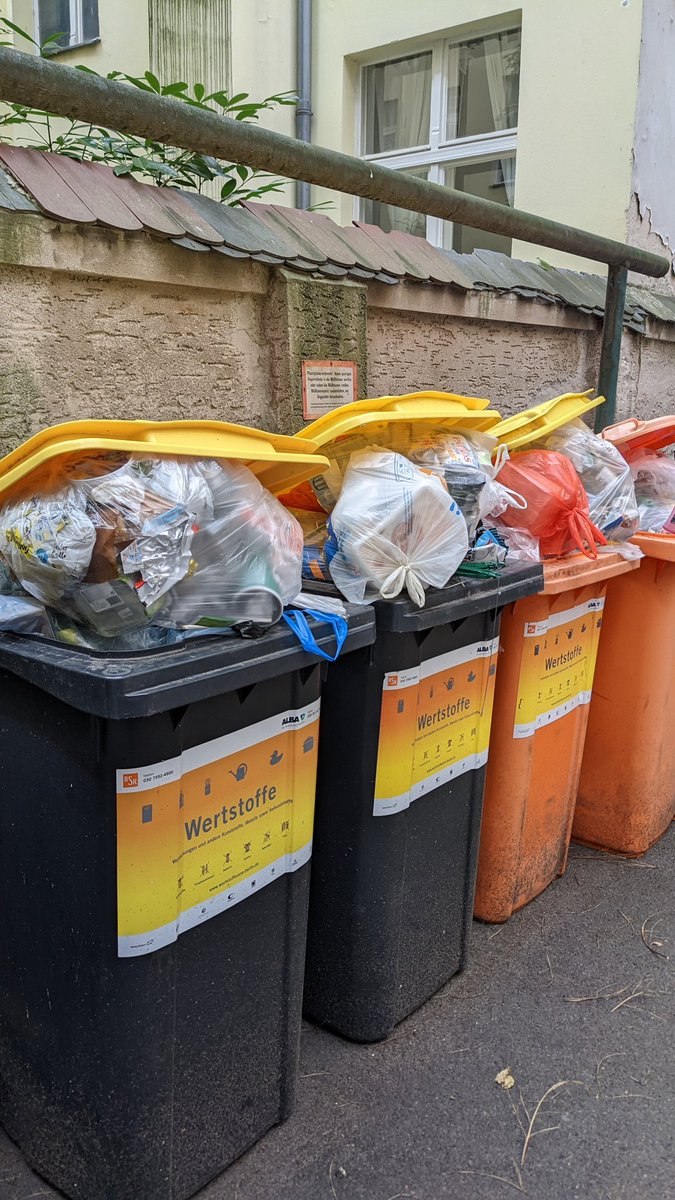 Liebes <a href="/ALBAEurope/">ALBA</a> Team, wir sind stinkig! Müssen wir jetzt wöchentlich anrufen, damit ihr unseren Müll abholt? 

Laut Hausverwaltung sind wir nicht die einzigen, die im Plastikmüll versinken. Bei uns wurden die Tonnen schon zum vierten Mal über einen Monat lang nicht geleert. 🚛