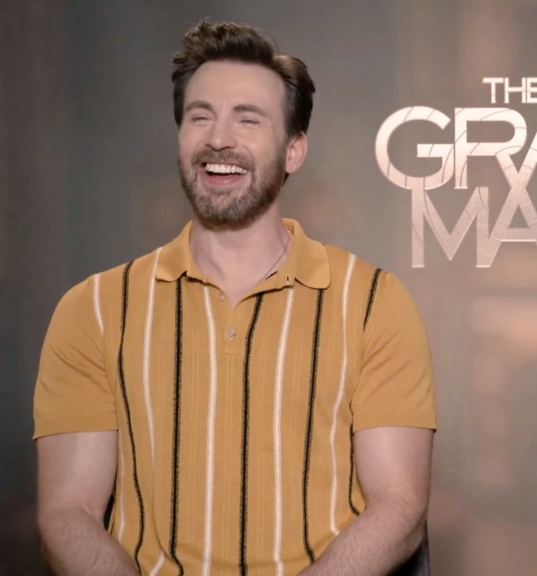 cvansx's tweet photo. here's chris evans in yellow to brighten up your day 💛 https://t.co/naJKvUawgC
