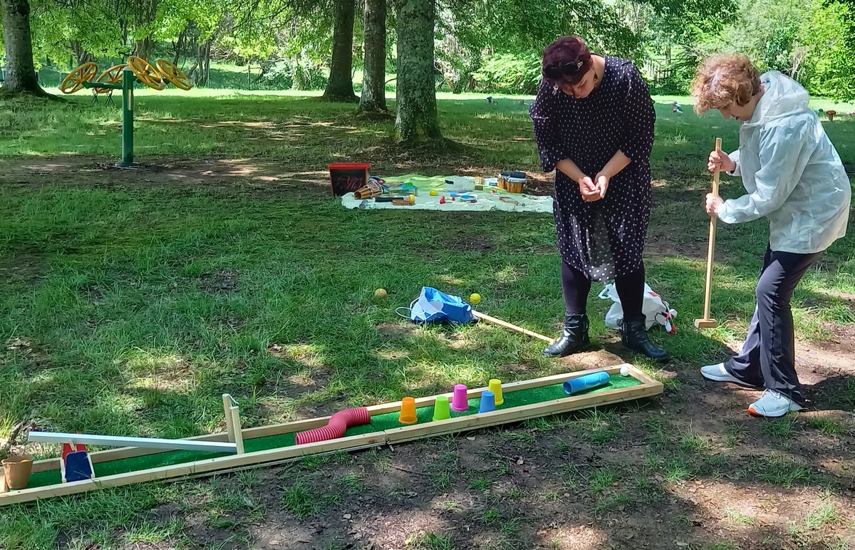 𝗗𝗲𝘀 𝗮𝘁𝗲𝗹𝗶𝗲𝗿𝘀 𝗽𝗼𝘂𝗿 𝘀𝗲 𝗿𝗲𝗻𝗰𝗼𝗻𝘁𝗿𝗲𝗿 !
Le 2 juin, les résidants de La Maison de la Vallée des Orgues ont profité d’une multitude d’ateliers lors d’une journée sur les activités motrices à l’arboretum de Chamberet. 🌳