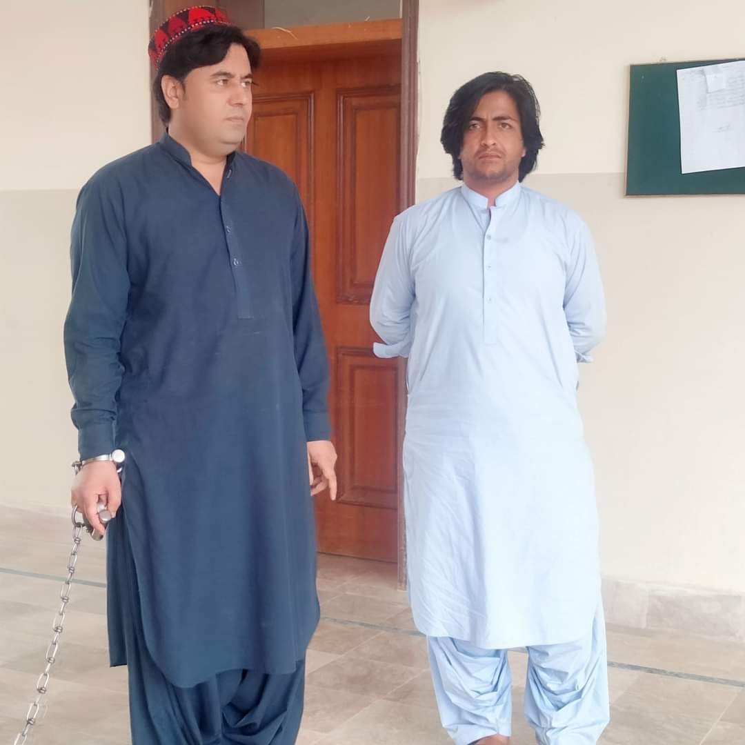 HameedKakar555's tweet photo. د پي ټي ایم مرکزي کمېټۍ غړی قاسم اڅکزی یې نن د چمن په عدالت کې پېش کړو 
جج جوډیشل کړو جیل ته یې ولېږو راتلونکې پېشي به یې پر ۴ تاریخه وي
#ReleaseQasimAchakzai
@ManzoorPashteen https://t.co/3nBnB7ysEj