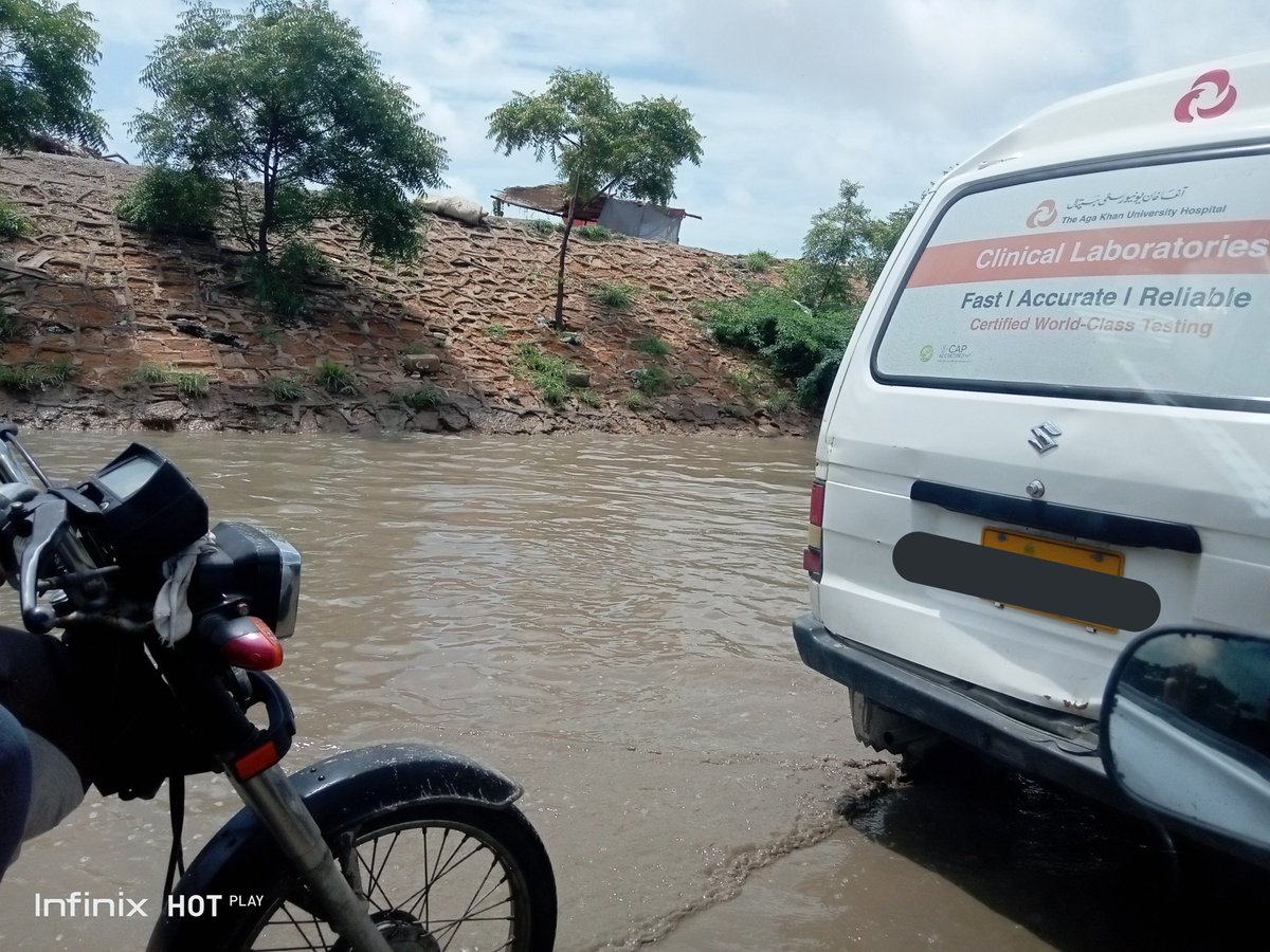 KhiTraffic's tweet photo. Broken roads, worst sewerage system, no on to claim responsibility.
The highest tax paying city of #Pakistan is being kept away from basic needs!

Situation of Shaheed e Millat Expressway.

#Karachi #KhiAlerts #KhiTraffic #KarachiSinks Via @SleepyShaggy https://t.co/BqFalcvcjS