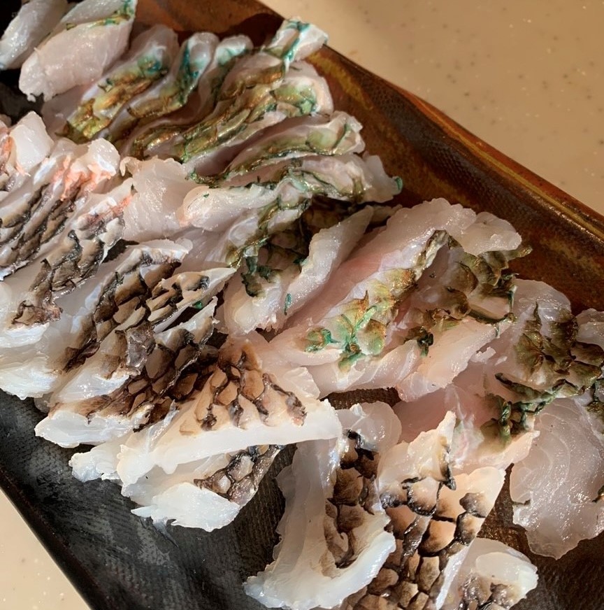 外務省漁業室 沖縄でよく食べられる イラブチャー ツキノワブダイ です 青い見た目からは想像できない柔らかい身が特徴で 地元のおさかなセンターで食べるお刺身が絶品です 彡 沖縄での 魚食 です T Co Oocs2wcdlr Twitter