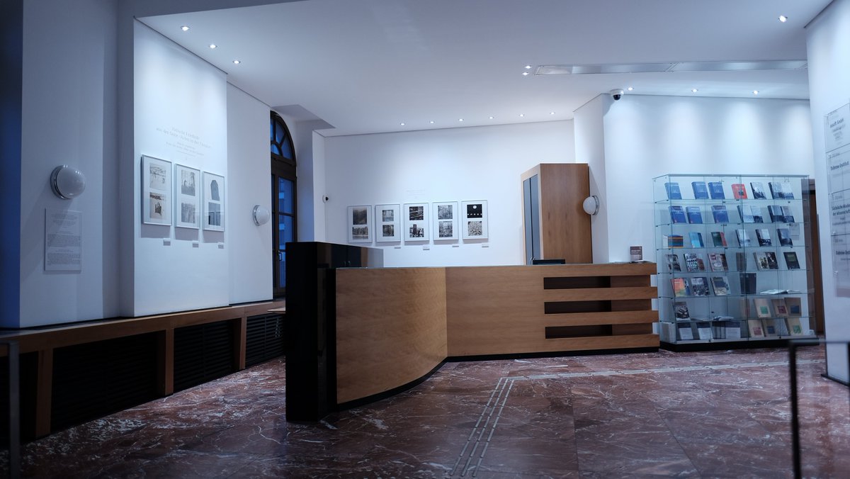 Nächste Woche werden zu zwei Terminen kostenlose Führungen durch die Ausstellung "Jüdisches Album" im Dubnow-Institut in #Leipzig  angeboten:  am Montag, 1. August, um 13.30 Uhr sowie am Freitag, 5. August, um 10 Uhr. 
dubnow.de/veranstaltung/…