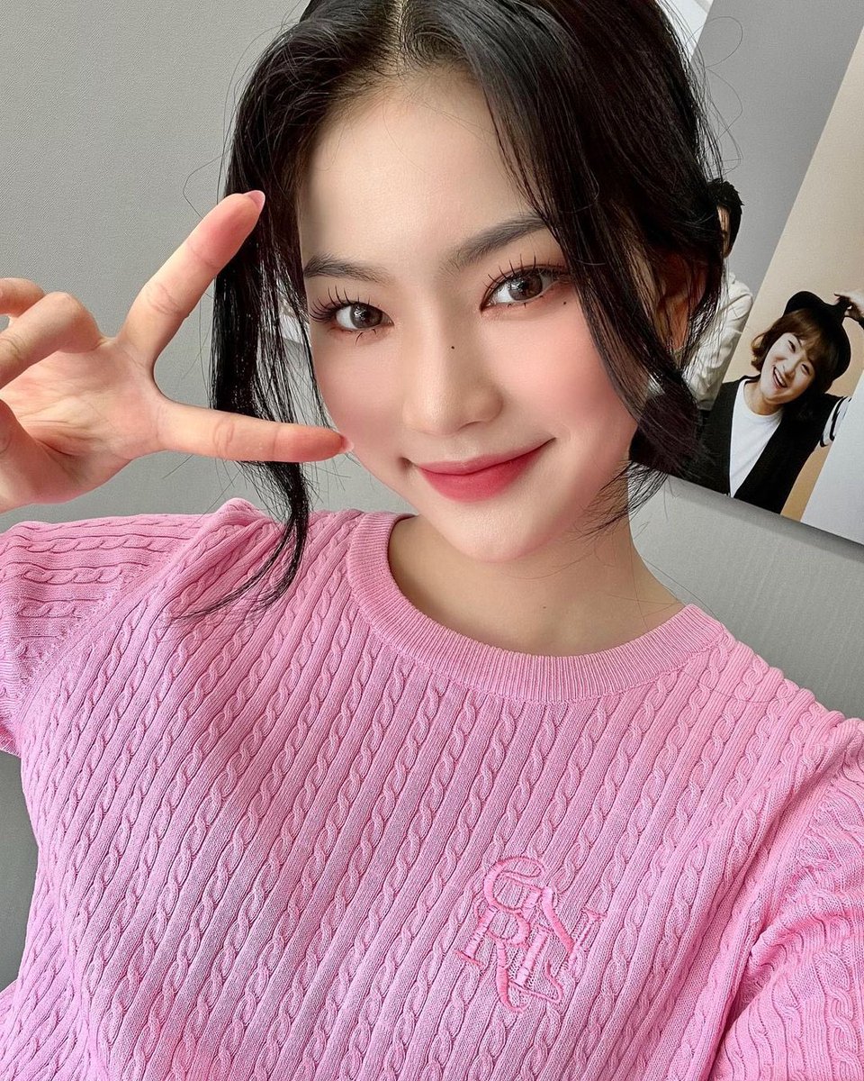 leeipsa's tweet image. “𝘋𝘳𝘦𝘢𝘮 𝘨𝘪𝘳𝘭; 𝘥𝘢𝘳𝘬 𝘳𝘢𝘷𝘦𝘯 𝘩𝘢𝘪𝘳, 𝘪𝘯𝘯𝘰𝘤𝘦𝘯𝘵 𝘧𝘢𝘸𝘯 𝘦𝘺𝘦𝘴, 𝘴𝘰𝘧𝘵 𝘳𝘰𝘴𝘺 𝘣𝘭𝘶𝘴𝘩—𝘢𝘯𝘨𝘦𝘭𝘪𝘤𝘢𝘭𝘭𝘺.”

𝓕luffy cheeks dusted with love, innocent like the white dove. Cotton candy sweater keeps her warm; with cutest eyes and sweetest smile.