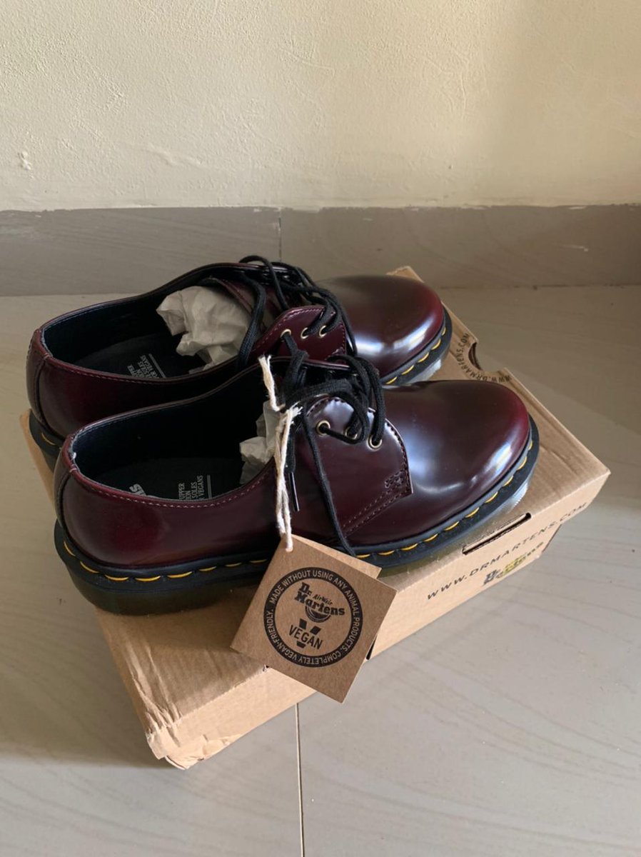 alleunaf's tweet image. Halo! RESELLING 
Dr. Martens Original - 1461 Vegan in Cherry Red
size 38 (25cm)

Jual lagi karena waktu beli salah size.
Belum pernah dipakai, hanya boxnya saja sudah di buka.
Masih ada tag, waktu beli BNIB (Brand New in Box)

#jualdrmartens #drmartensjakarta #jualdocmart