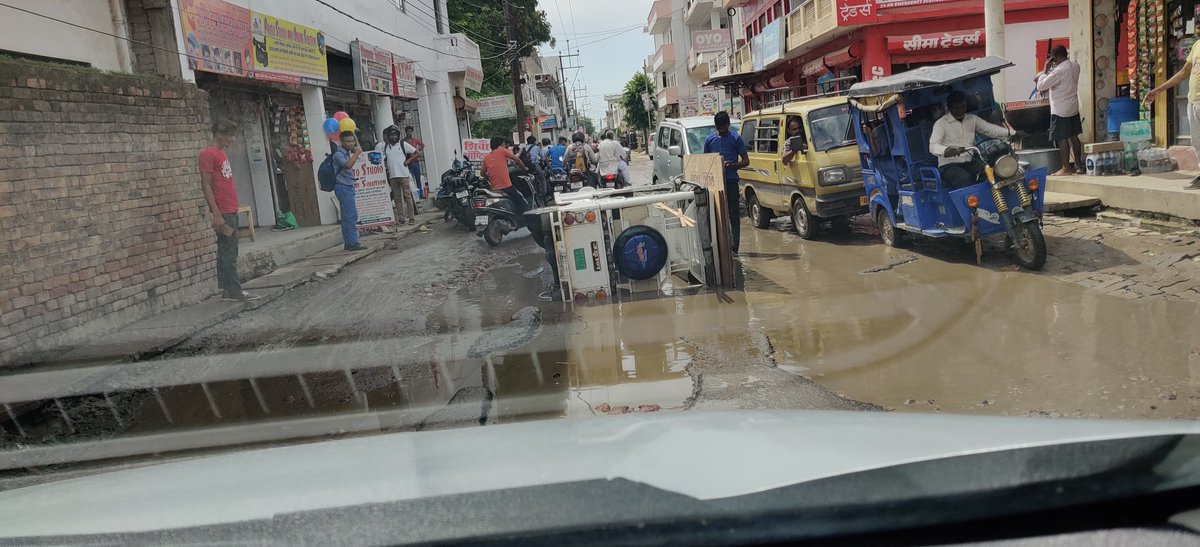 srrsanjeev's tweet photo. Very bad condition of the road in Dwarikapuri Charan Bhatta Road . Please take necessary actions ASAP. @NagarLucknow @LMC_IECofficial @CMOfficeUP @AdminLKO @RajeshwarS73 @mp_kaushal https://t.co/HoAbpGg7c0
