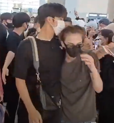 elle_Paso_Texas's tweet photo. Jeongwoo taking care of his Asahi hyung.❤️

#TREASUREinManila #treasure https://t.co/71vHxardpT