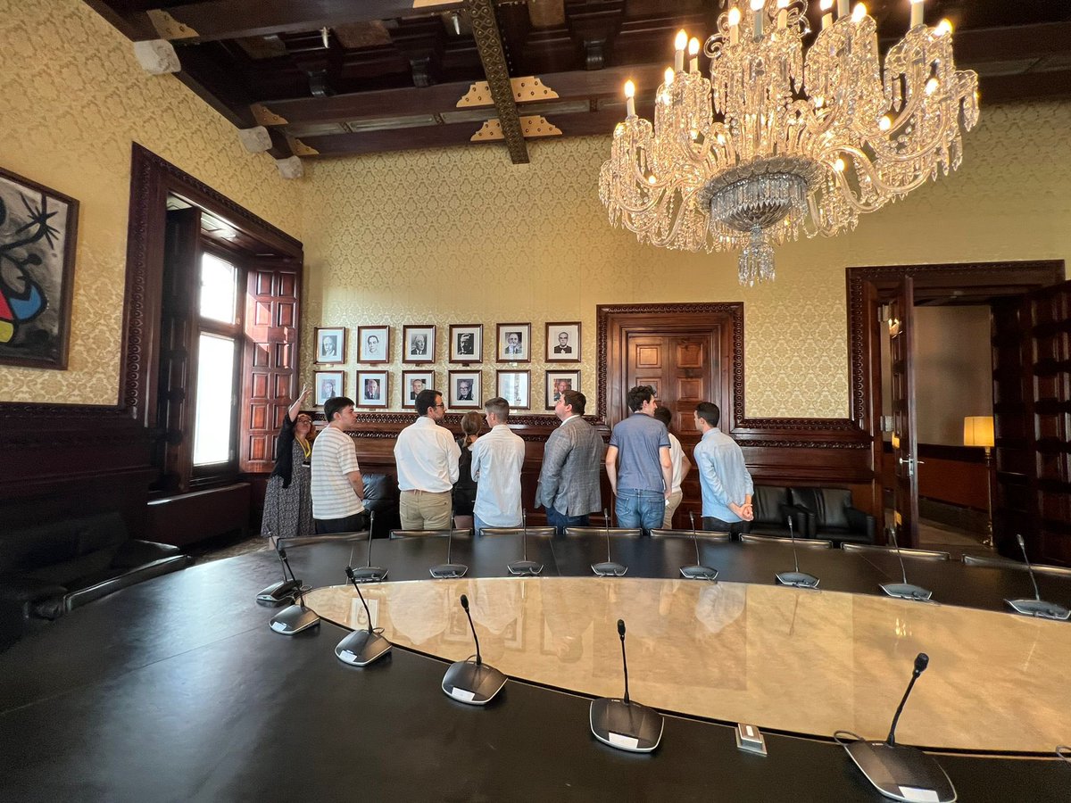 🏛 Ahir vam visitar el Parlament de Catalunya de la mà del diputat <a href="/jcanadellb/">Joan Canadell</a>!

👥 Vam poder conèixer més la història de la seu de la sobirania de Catalunya.

🤝 Moltíssimes gràcies, Joan! També a la diputada <a href="/judithtoronjo/">Judith Toronjo Nofuentes🎗️</a>, i als companys <a href="/vlopezpaya/">Víctor López Payà</a> i <a href="/JoanMir95/">Joan Mir Martinez</a>!