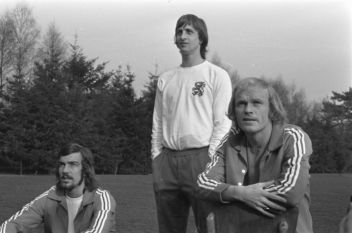 Voetballegends1's tweet image. Vandaag is Ruud Geels 74 jaar. De kopsterke spits debuteerde in het betaald voetbal bij Telstar en speelde o.a. voor @AFCAjax, @Feyenoord, @PSV, @ClubBrugge
en @rscanderlecht. Geels (rechts op foto Nationaal Archief) speelde 20 duels voor Oranje. #geels #cruyff #notten #onsoranje