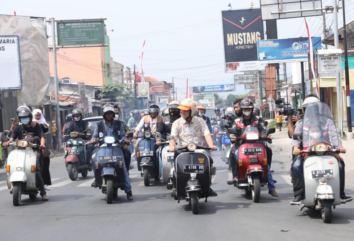 Wah kangennya terobati, bisa kembali keliling kota bareng temen-temen Vespa Kab. Pemalang. Rasa persaudaraannya yang bikin saya kagum. 

Satu Vespa banyak cerita sejuta saudara. Sukses terus temen2. Jangan lupa, tetep patuh berlalu lintas ya.