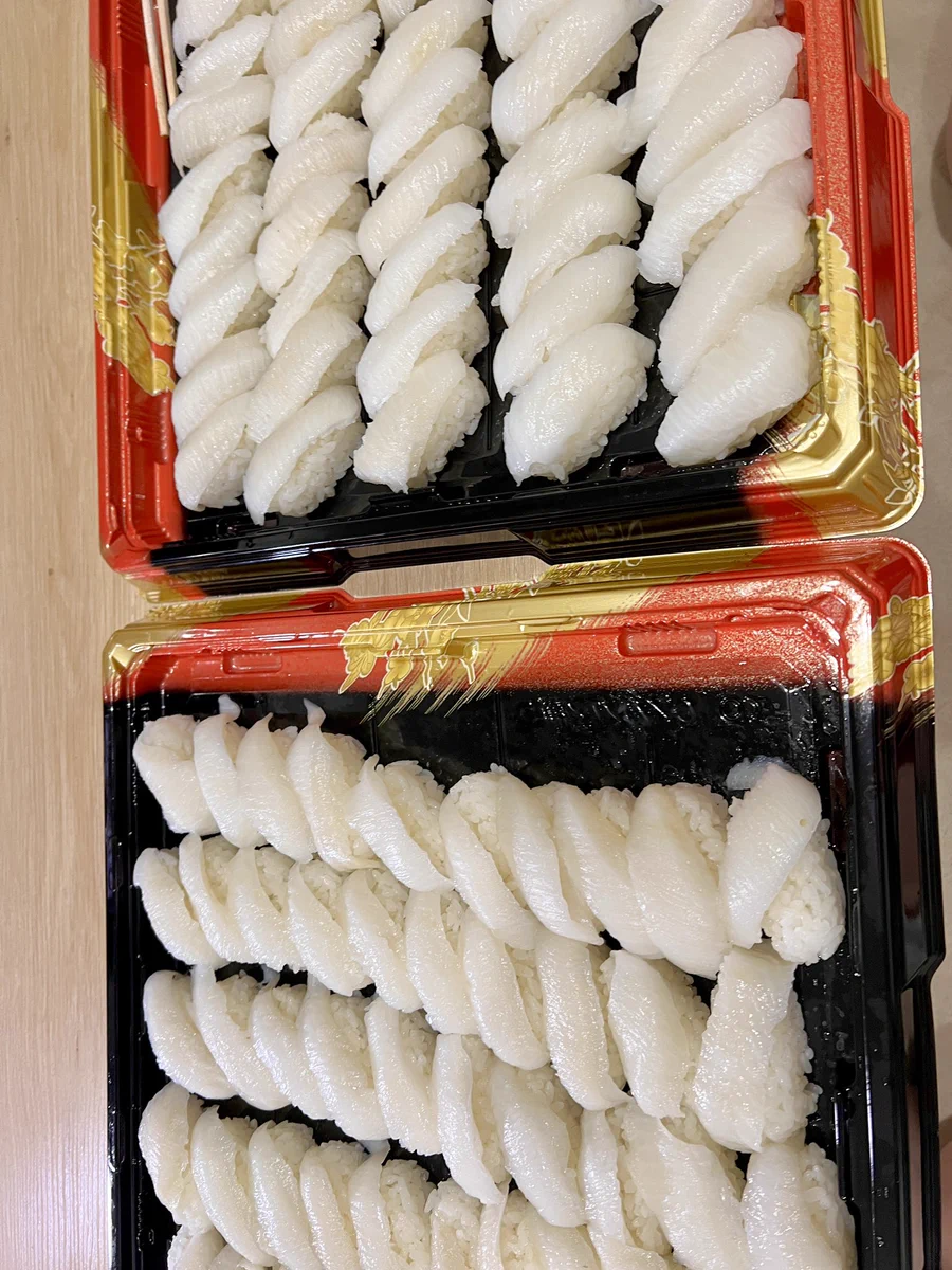 白一色。寿司を好きなだけ頼んでいいよと言った結果がこれ。