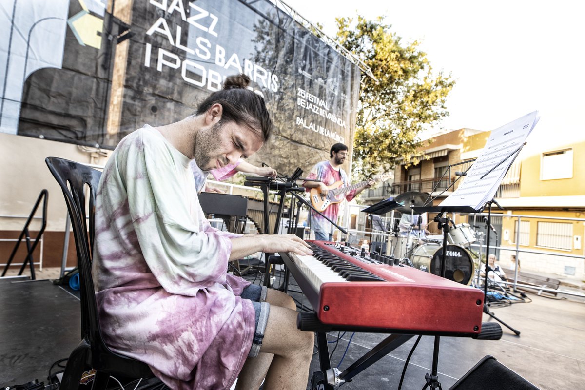 palaumusicavlc's tweet photo. 🎶 Dos últimes cites del @FJazzValencia : 

👉🏻 Arantxa Domínguez i Ricardo Belda. Dissabte, 30. 20h. El Perellonet (Avinguda Gavines, 137. Urb. Civisa)

📆 Pi McCarthy Quintet tancarà el cicle i el festival este  diumenge, 31. 20h. Parc Central (Accés Carrer Filipines. https://t.co/mQmxIzF5Yo