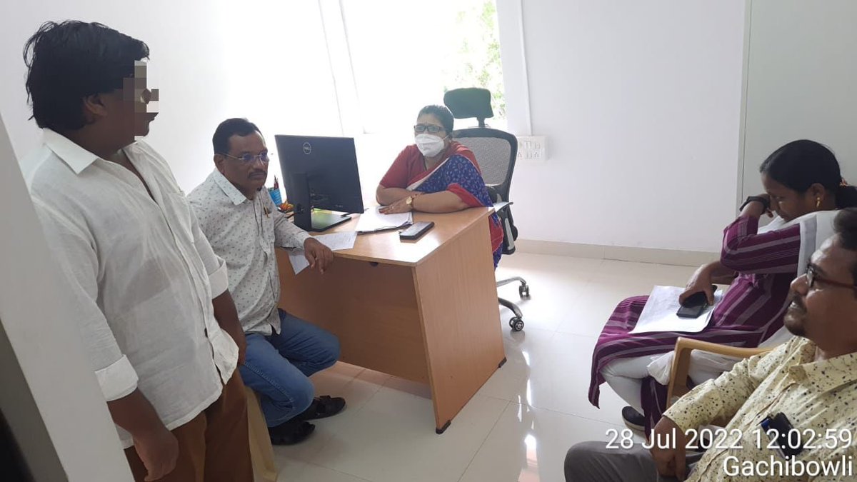 SheTeamsCyb's tweet photo. Pet Bhasheerbad Division SHE teams apprehended 6 offenders who were eve-teasing during the decoy operation, accused them, and counseled them.

#SayNoToEveTeasing She Teams are watching you in every place.

#DecoyOperations #SHEteams #CyberabadPolice https://t.co/Jqyzvj1i8q