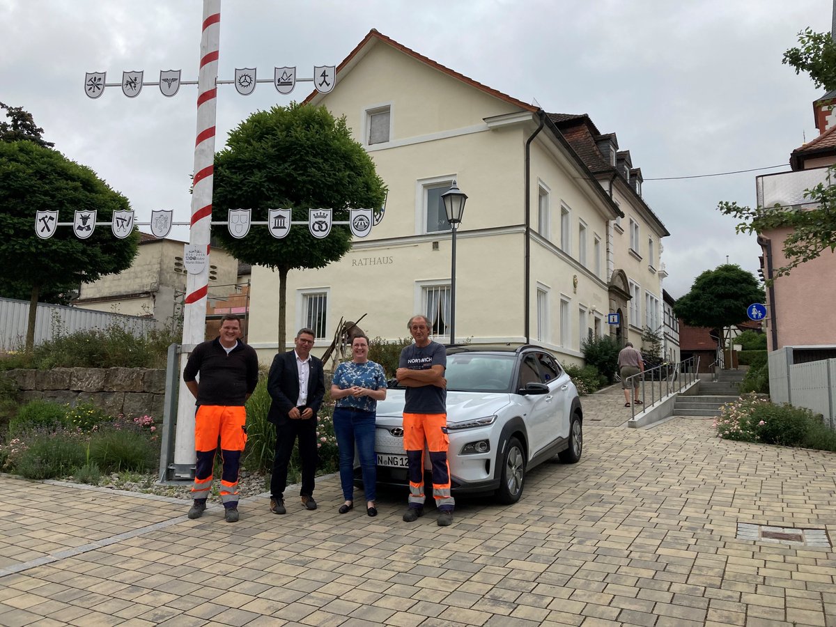 nergie_de's tweet photo. Die Mitarbeiter*innen der Stadtwerke und der Stadt #Scheinfeld sowie der Gemeinde Markt Bibart (Bild) testeten ein besonders umweltschonendes Fahrzeug: Den Hyundai #Kona, der rein #elektrisch fährt. #elektromobilität https://t.co/ZjsGMnSIX9