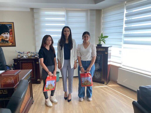 AlpuMem's tweet photo. 8. Sınıflar Merkezi Ortak Sınavında ilçemizde en yüksek puanı alan Borsa İstanbul Fen Lisesi'ne yerleşen Zeynep ZEYBEK ve Sabiha Gökçen Mesleki ve Teknik Anadolu Lisesi Uçak Bakım bölümüne yerleşen Zeynep Nisa ÖZTÜRK Kaymakamımız Kübra KARAALİOĞLU'nu makamında ziyaret ettiler. https://t.co/JgC9gjWz2Q
