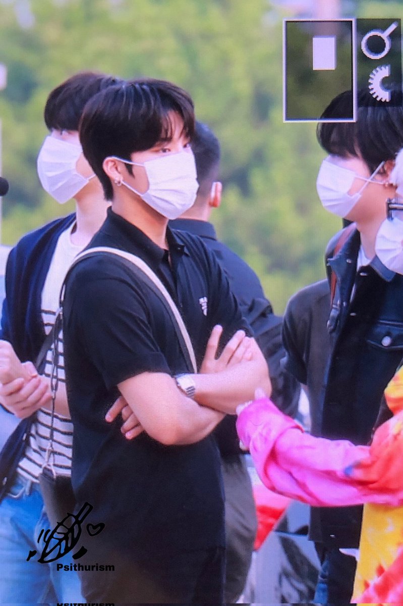 maskevin_'s tweet image. Ka rai @sukkiech liat deh ini vibes nya mirip kak khail balik dr bogor langsung jemput raisa di sekolah T_T