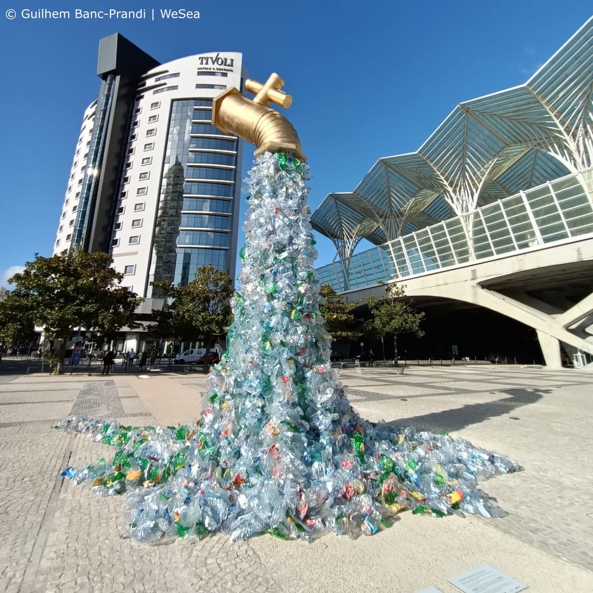 It's #PlasticFreeJuly and there is no better time to #RaiseAwareness about the ocean #PlasticCrisis
Here is the #GiantPlasticTap of <a href="/thevonwong/">Von Wong</a> standing tall at the recent UN #OceanConference in Lisbon, reminding us that we can all #DoBetter in turning off the plastic tap

#WeSea