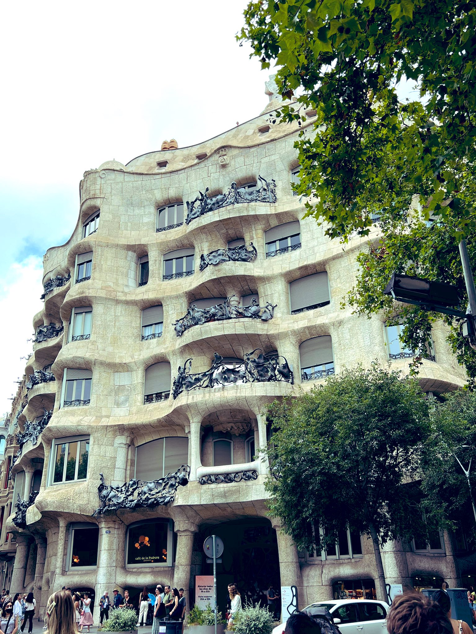 アロハマイラー アンバサダーとグローバリスト修行中 大阪マリオット 長期滞在完了 バルセロナ市内のガウディ建築をブラブラ ここはカサミラで雪山をイメージしているそうです T Co Tut6ftojjc Twitter