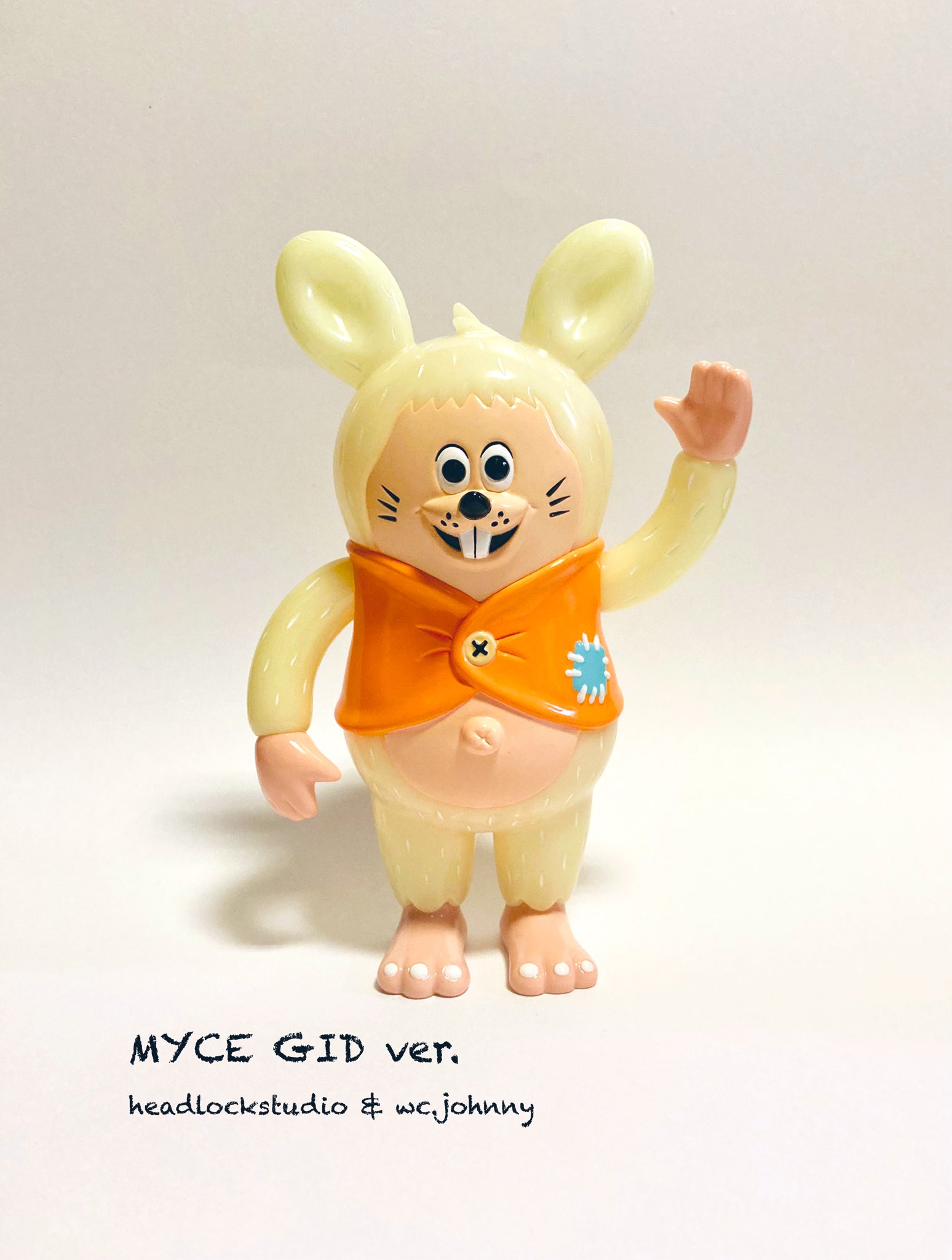 いあん Headlockstudio さんとwc Johnnyさんのコラボ作品 Myce Gid Verが届きました Johnnyさんの人気キャラクターがそのままキャンバスから飛び出た作品 暗闇で光らせるのもいいですが そのまま蓄光カラーの淡いホワイトが自分は好きです ソフビ