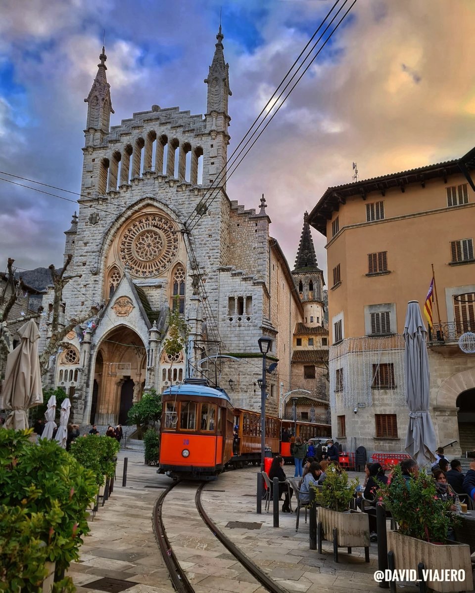 En mitad de la Sierra de Tramontana y rodeado de naranjos 🍊 descubrimos el bonito pueblo de Sóller.

Muchas gracias por compartir con nosotros esta preciosa fotografía @david_viajero
❤

Atrévete a redescubrir España <a href="/tierra_del_sur/">KAGS</a> 👈🏽

#mallorca #soller
