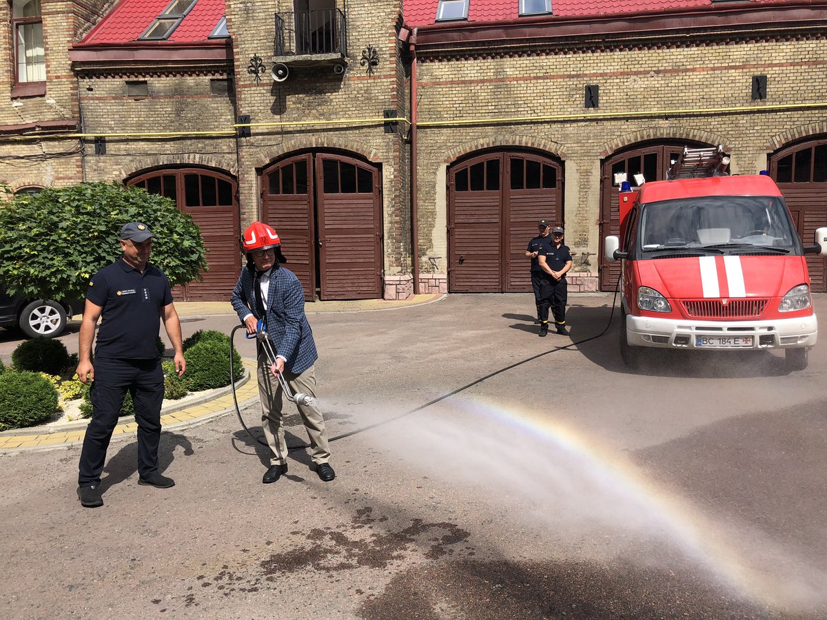 DKAMBinUkraine's tweet photo. Good to meet the men and women of the #StateEmergencyService in #Lviv and see how 🇩🇰donated mobile firefighting equipment is put into efficient use 🇺🇦🇩🇰 @BRSSNordstrom @BRSNationalt @forsvaretdk @Forsvarsmin @MFA_Ukraine @DanishMFA @mfMorten @udviklingsmin https://t.co/rRv6JBW7vs