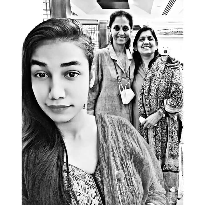 PriyaRa76677155's tweet photo. #puravsansad@lovelyanand@friendsofanand 🍁🌸🌺#meetingafterlongtime @poltician Lovely Anand https://t.co/djaeYqKddN