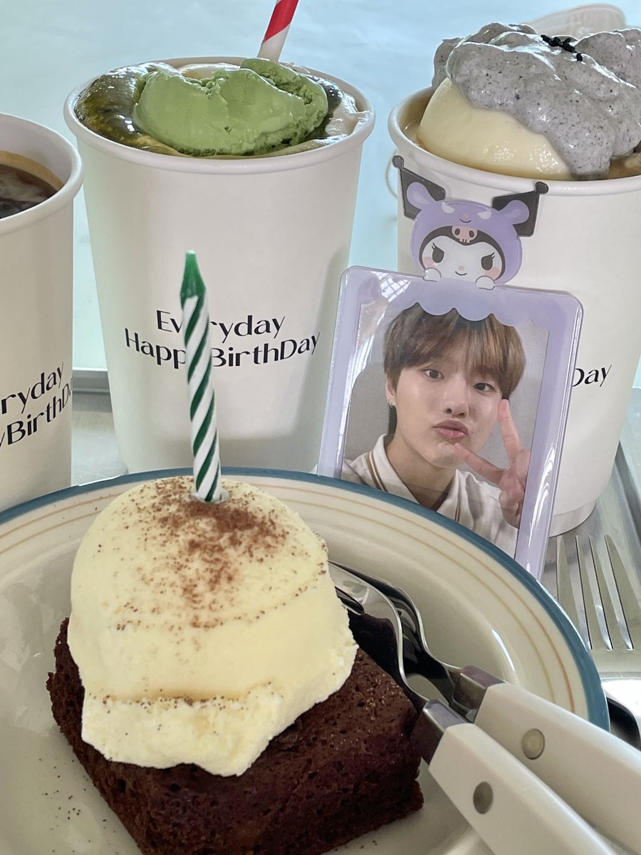 🍃 연남﹝에브리데이해피벌스데이﹞

전체적으로 카페가 파스텔톤이라 되게 아기자기한 느낌이구 흑임자스크림, 말차스크림 추천 •̑‧̮•̑ 카페 이름에 걸맞게 초랑 라이터도 함께 주신답니다 

#승연아_우즈야_여기야 
#우즈야_무즈는_이거먹어