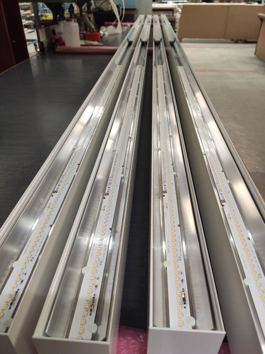 Bei Kotzolt gehen wir keine Kompromisse ein

👉 Made in Germany Leuchten.
👉 Keine Lagerware - objektspezifisch gefertigt
👉 Von der Lichtberechnung  - Alles aus einer Hand
👉 Individuelle RAL Farben der Profile
👉 Abdeckung für Bildschirmarbeitsplätze - oder für Flurbereiche