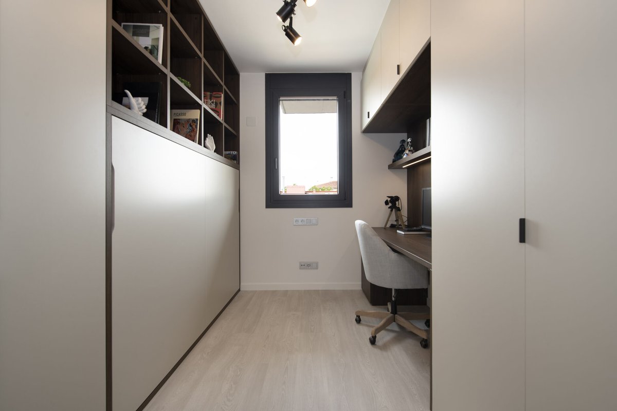 bysincro's tweet image. Habitación de despacho y de invitados a la vez gracias al mueble con cama abatible con estantes en la parte superior. Proyecto de mobiliario “Viladecans”.

#dormitorios #despacho #escritorios #mobiliario #decoración #deco #decoracióninteriores